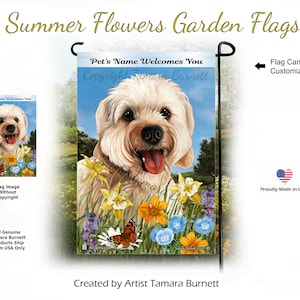 Könnte beinhalten: Eine Gartenflagge mit einem niedlichen, hellbraunen Hund mit einem fröhlichen Ausdruck, umgeben von bunten Blumen und einem Schmetterling. Die Flagge trägt den Text "Pet's Name Welcomes You" und "Copyright Tamara Burnett".