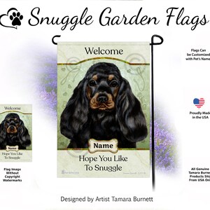 Puede incluir: Una bandera de jardín con un perro Cocker Spaniel negro y marrón, con el texto "Welcome" y "Hope You Like To Snuggle". La bandera tiene un fondo verde claro con detalles florales. Diseñado por la artista Tamara Burnett.