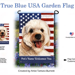 Könnte beinhalten: Eine Gartenflagge mit einem weißen Hund vor einem roten, weißen und blauen amerikanischen Flaggenhintergrund. Die Flagge trägt den Text "Pet's Name Welcomes You" am unteren Rand. Die Flagge wird in den USA hergestellt.