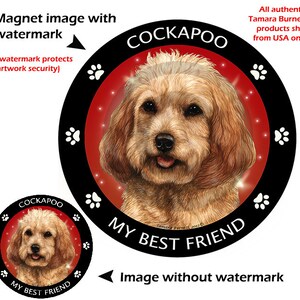 Könnte beinhalten: Ein runder Magnet mit schwarzem Rand und rotem Hintergrund. In der Mitte des Magneten befindet sich ein brauner und weißer Cockapoo-Hund mit dem Text "COCKAPOO" über dem Hund und "MY BEST FRIEND" unter dem Hund. Der Text "Tamara Burnett, 2012 ©" steht in kleiner Schrift unter dem Hund.