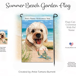 Könnte beinhalten: Eine Gartenflagge mit einem weißen Hund mit braunen Ohren und einem blauen Krebs auf einer Strandszene. Der Text "Pet's Name Welcomes You" befindet sich oben auf der Flagge.
