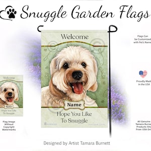 Könnte beinhalten: Gartenflagge mit einem lächelnden Hund, Text "Welcome" und "Hope You Like To Snuggle". Die Flagge hat einen hellgrünen Hintergrund mit floralem Design. Entworfen von Künstlerin Tamara Burnett.
