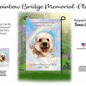 Könnte beinhalten: Eine Gedenk-Gartenflagge mit einem weißen Hund mit Engelsflügeln und einem Regenbogen. Die Flagge trägt die Aufschrift "Ich bin über die Regenbogenbrücke gegangen, weil ich wusste, dass ich geliebt wurde." und "Der Name des Haustieres ist für immer in unseren Herzen 2007-2022".