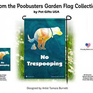 Può includere: Una bandiera da giardino colorata con un'illustrazione in stile acquerello di un cane che fa i suoi bisognini. La bandiera recita "No Trespooping" in grassetto con lettere bianche. La bandiera è stata progettata dall'artista Tamara Burnett.