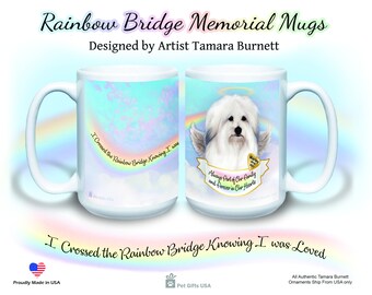 Puede incluir: Taza de cerámica blanca con un puente de arcoíris y un perro blanco con alas de ángel. La taza tiene el texto "Crucé el puente del arcoíris sabiendo que era amado" y "Siempre parte de nuestra familia y para siempre en nuestros corazones".