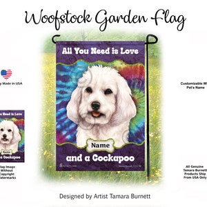 Puede incluir: Bandera de jardín con un perro Cockapoo blanco sobre un fondo tie-dye. La bandera dice "All You Need is Love and a Cockapoo".