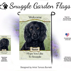 Op de afbeelding: Welkom tuin vlag met een zwarte Cocker Spaniel hond met de tekst "Hope You Like To Snuggle" en een aanpasbaar naamveld. De vlag heeft een groene achtergrond met bloemmotieven.
