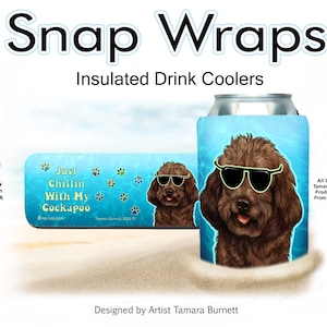 Può includere: Un refrigeratore per lattine blu e bianco con un Cockapoo marrone che indossa occhiali da sole. Il refrigeratore ha il testo "Just Chillin With My Cockapoo" su di esso. Il testo "Snap Wraps Insulated Drink Coolers" è nella parte superiore dell'immagine. Il testo "Proudly Made in the USA" è nell'angolo in basso a sinistra dell'immagine. Il testo "All Genuine Tamara Burnett Products Ship From USA Only" è nell'angolo in basso a destra dell'immagine.