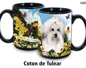 Puede incluir: Taza de cerámica negra con un perro Coton de Tulear blanco rodeado de flores amarillas y blancas y mariposas. La taza tiene el texto "Coton de Tulear" en ella.