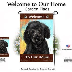Labradoodle negro: bandera de bienvenida a nuestro jardín