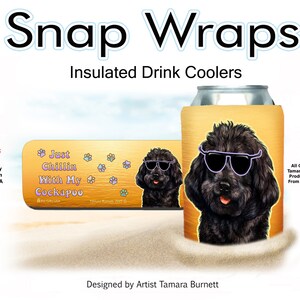 Può includere: Un cane Cockapoo nero con occhiali da sole su un refrigeratore per lattine giallo e arancione. Il refrigeratore ha il testo "Just Chillin With My Cockapoo" su di esso. Il testo "Snap Wraps Insulated Drink Coolers" è nella parte superiore dell'immagine.