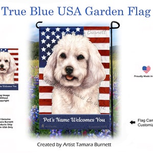 Puede incluir: Un perro blanco con un pelaje esponjoso se presenta en una bandera de jardín con un diseño de bandera estadounidense roja, blanca y azul. La bandera tiene el texto "Pet's Name Welcomes You" en la parte inferior. La bandera está hecha en los Estados Unidos.