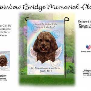 Puede incluir: Una bandera de jardín conmemorativa con un perro marrón con alas de ángel y un halo. La bandera tiene un arcoíris y nubes con el texto "I Crossed the Rainbow Bridge Knowing I Was Loved". El texto "Pets Name is Forever in our Hearts 2007 - 2022" está en la parte inferior de la bandera.