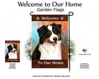 Peut inclure: Un drapeau de jardin avec un chien australien berger noir, blanc et brun avec une pancarte de bienvenue qui dit "Bienvenue chez nous". Le drapeau est sur un fond bleu, orange et blanc avec des marguerites.