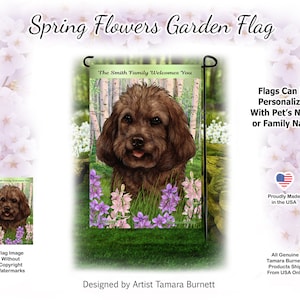 Puede incluir: Un perro marrón y blanco con la nariz rosa y los ojos marrones está sentado en un campo de flores moradas y rosas. El perro está rodeado de hierba verde y un fondo de abedul. El texto "The Smith Family Welcomes You" está en la bandera. La bandera está diseñada para un jardín y está hecha en los Estados Unidos.