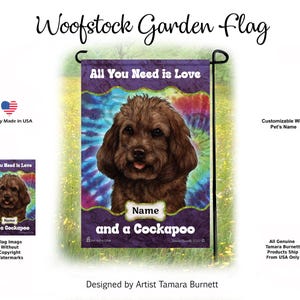 Op de afbeelding: Een rechthoekige tuin vlag met een portret van een bruine Cockapoo hond gecentreerd tegen een paarse en veelkleurige tie-dye achtergrond. De tekst luidt bovenaan All You Need is Love en onderaan Name and a Cockapoo met een botafbeelding.