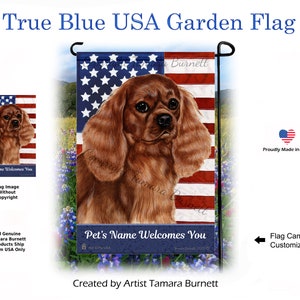 Pode incluir: Uma bandeira de jardim com um Cavalier King Charles Spaniel em um fundo da bandeira americana. A bandeira diz "Pet's Name Welcomes You" e "True Blue USA Garden Flag". A bandeira é personalizável e orgulhosamente feita nos EUA.