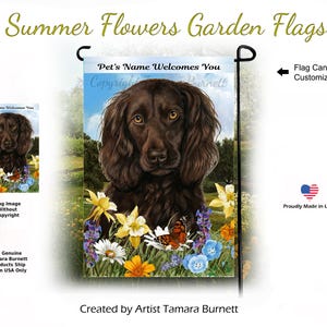 Op de afbeelding: Een tuinvaandel met een bruine hond, omringd door kleurrijke bloemen en een vlinder. De vlag heeft de tekst "Pet's Name Welcomes You" en is gemaakt in de VS. De vlag is aanpasbaar. De tekst "Summer Flowers Garden Flags" staat bovenaan.