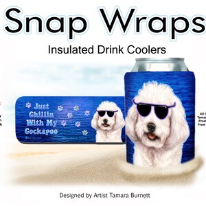 Può includere: Un refrigeratore per lattine blu e bianco con un cane Cockapoo bianco con occhiali da sole e il testo "Just Chillin With My Cockapoo".