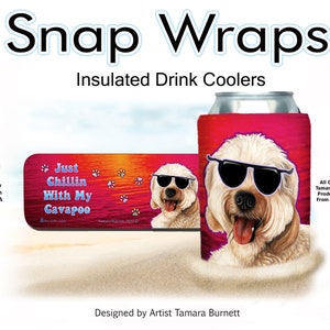 Könnte beinhalten: Ein weißer Cavapoo-Hund mit Sonnenbrille auf einem roten, rosa und orangen Getränke-Kühlbehälter. Der Kühlbehälter trägt den Text "Just Chillin With My Cavapoo". Der Hund sitzt am Strand mit einem Sonnenuntergang im Hintergrund.