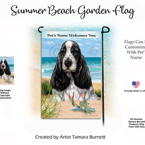 Könnte beinhalten: Eine Gartenflagge mit einem schwarz-weißen Cocker Spaniel auf einem Strand mit einem blauen Krebs. Der Text "Pet's Name Welcomes You" befindet sich oben auf der Flagge.