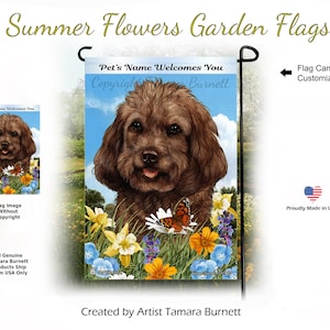 Puede incluir: Una bandera de jardín con un perro marrón, sobre un fondo de cielo azul y flores. La bandera muestra el texto "Pet's Name Welcomes You" y "Summer Flowers Garden Flags". Fabricada en EE. UU., la bandera es personalizable.