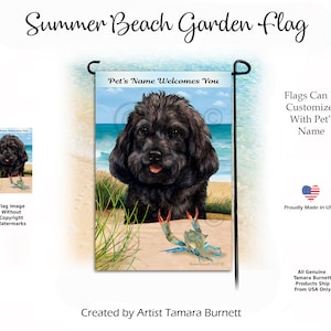 Puede incluir: Bandera de jardín con un perro negro en una playa, un cangrejo azul y el texto "Pet's Name Welcomes You". La bandera se titula "Summer Beach Garden Flag" y se puede personalizar con el nombre de una mascota.