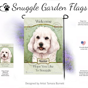 Puede incluir: Una bandera de jardín con un perro blanco y el texto "Welcome" y "Hope You Like To Snuggle". La bandera tiene un fondo verde claro con forma de corazón y una etiqueta con forma de hueso. Hecho en los EE. UU.