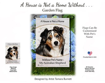 Peut inclure: Un drapeau de jardin rectangulaire présentant le portrait d'un berger australien bleu merle. Le texte indique A House is Not a Home en haut et Without Pet's Name - My Australian Shepherd en bas, sur un fond de couleur claire.