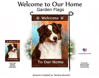 Peut inclure: Un drapeau de jardin rectangulaire présentant le portrait d'un chien berger australien marron et blanc. La bannière supérieure indique Welcome avec des empreintes de pattes, et la bannière inférieure indique To Our Home.