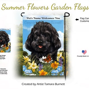 Puede incluir: Una bandera de jardín con un perro negro rodeado de flores y mariposas coloridas. La bandera dice "Pet's Name Welcomes You" y está hecha en los EE. UU. La bandera se puede personalizar.