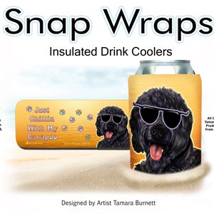 Puede incluir: Un perro Cavapoo negro con gafas de sol en un enfriador de latas amarillo y naranja. El enfriador tiene el texto "Just Chillin With My Cavapoo" en él. El texto "Snap Wraps Insulated Drink Coolers" está en la parte superior de la imagen.