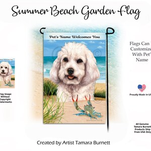 Puede incluir: Una bandera de jardín con un perro blanco en una playa y un cangrejo azul. La bandera tiene el texto "Pet's Name Welcomes You" y "Summer Beach Garden Flag". La bandera es personalizable con el nombre de una mascota.