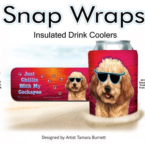 Può includere: Un refrigeratore per lattine rosso, bianco e blu con l'immagine di un cane che indossa occhiali da sole. Il testo "Just Chillin With My Cockapoo" è sul refrigeratore. Il refrigeratore è stato progettato dall'artista Tamara Burnett.