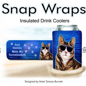 Può includere: Refrigeratori per bevande isolati 'Snap Wraps' con un gatto tigrato con occhiali da sole. Il design include il testo "Just Chillin With My Tortoiseshell" su sfondo blu. Prodotto negli Stati Uniti.