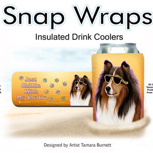 Può includere: Refrigeratori per bevande isolati 'Snap Wraps' con un cane Sheltie con occhiali da sole. Il design include il testo "Just Chillin With My Sheltie" e impronte di zampe. Prodotto negli Stati Uniti.