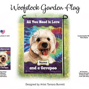 Könnte beinhalten: Gartenflagge mit einem weißen Cavapoo-Hund vor einem Batik-Hintergrund. Die Flagge trägt den Schriftzug "All You Need is Love and a Cavapoo".