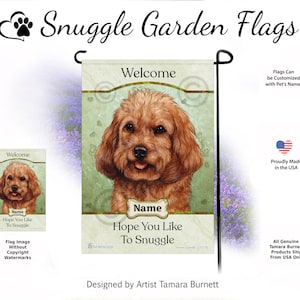 Puede incluir: Una bandera de jardín con un perro marrón y el texto "Welcome" y "Hope You Like To Snuggle". La bandera tiene un fondo verde claro y un espacio para el nombre de la mascota. Fabricada en EE. UU., diseñada por la artista Tamara Burnett.