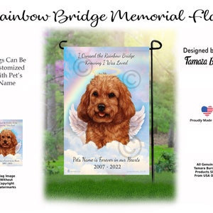Puede incluir: Una bandera de jardín con una ilustración de un perro marrón, alas de ángel y un halo, sobre un fondo de arcoíris y nubes. El texto dice "I Crossed the Rainbow Bridge Knowing I Was Loved" y "Pet's Name is Forever in our Hearts."