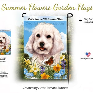 Puede incluir: Un perro blanco con un pelaje esponjoso se sienta en un campo de flores coloridas. El perro mira a la cámara con una expresión feliz. El texto "Pet's Name Welcomes You" está en la parte superior de la imagen. El texto "Copyright Tamara Burnett" está en la parte inferior de la imagen. Esta es una bandera de jardín.