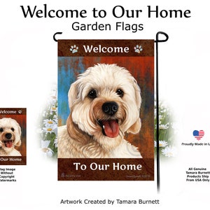 Op de afbeelding: Welkom thuis tuin vlag met een witte en bruine hond met een vrolijke uitdrukking. De vlag heeft een rustieke achtergrond met een blauw en rood ontwerp. De tekst "Welkom" en "Thuis" staat op de vlag gedrukt.