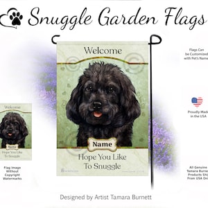 Puede incluir: Una bandera de jardín con un perro negro y el texto "Welcome" y "Hope You Like To Snuggle". La bandera tiene un fondo verde claro con forma de corazón y flores de lavanda. Hecho en los EE. UU.