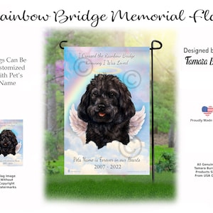 Puede incluir: Un perro negro con alas de ángel se muestra en un puente de arcoíris con nubes. El texto dice "Crucé el puente del arcoíris sabiendo que era amado." y "El nombre de la mascota está para siempre en nuestros corazones 2007-2022".