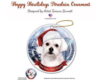 Könnte beinhalten: Ein rundes Porzellanornament mit einem weißen Hund, der eine rote Weihnachtsmannmütze vor einem verschneiten Waldhintergrund trägt. Ein rotes Banner am unteren Rand trägt die Aufschrift "Dear Santa, Define Naughty". Goldene Schnur.