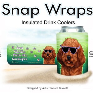 Può includere: Un refrigeratore per bevande isolato verde e bianco con un cane Cockapoo marrone che indossa occhiali da sole. Il cane è su uno sfondo verde con impronte di zampe e il testo "Just Chillin With My Cockapoo".