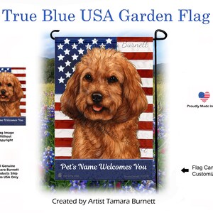 Puede incluir: Una bandera de jardín americana roja, blanca y azul con la cabeza de un perro marrón y blanco en el centro. La bandera tiene el texto "Pet's Name Welcomes You" en la parte inferior. La bandera está hecha en los Estados Unidos.