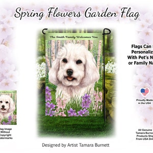 Puede incluir: Una bandera de jardín con un retrato de perro blanco, flores moradas y rosas y hierba verde. La bandera dice "The Smith Family Welcomes You" y "Flags Can Be Personalized With Pet's Name or Family Name."