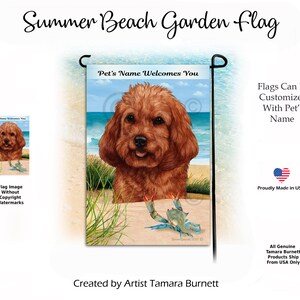 Puede incluir: Una bandera de jardín con un perro marrón rojizo con un cangrejo azul en una escena de playa. El texto "Pet's Name Welcomes You" está en la parte superior de la bandera.