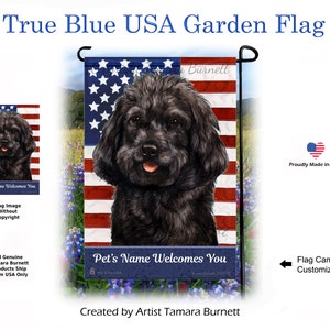 Puede incluir: Una bandera de jardín con un perro negro sobre un diseño de bandera estadounidense. La bandera tiene el texto "True Blue USA Garden Flag" y "Pet's Name Welcomes You". La bandera es personalizable y está fabricada en EE. UU.