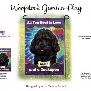 Op de afbeelding: Een rechthoekige tuinvlag met een portret van een zwarte Cockapoo-hond, gecentreerd tegen een levendige paarse, blauwe en rode tie-dye achtergrond. De tekst bovenaan is All You Need is Love en onderaan Name and a Cockapoo.